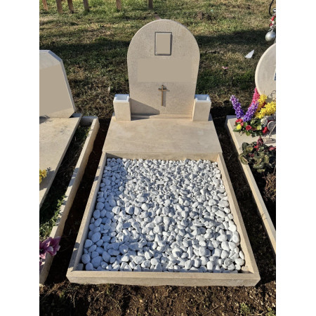 Monumentino in marmo di travertino