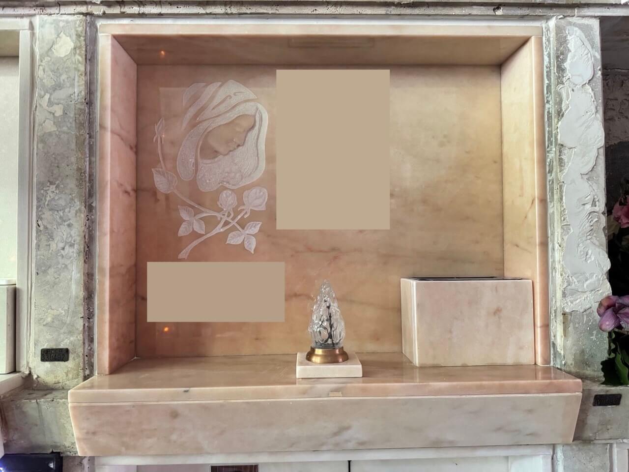 Lapide di rosa del Portogallo con la scultura a basso rilievo